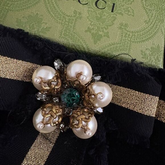 Brand new with box & bag Gucci Grosgrain Bow Brooch Pin with Pearls &Crystals - Picture 2 of 8